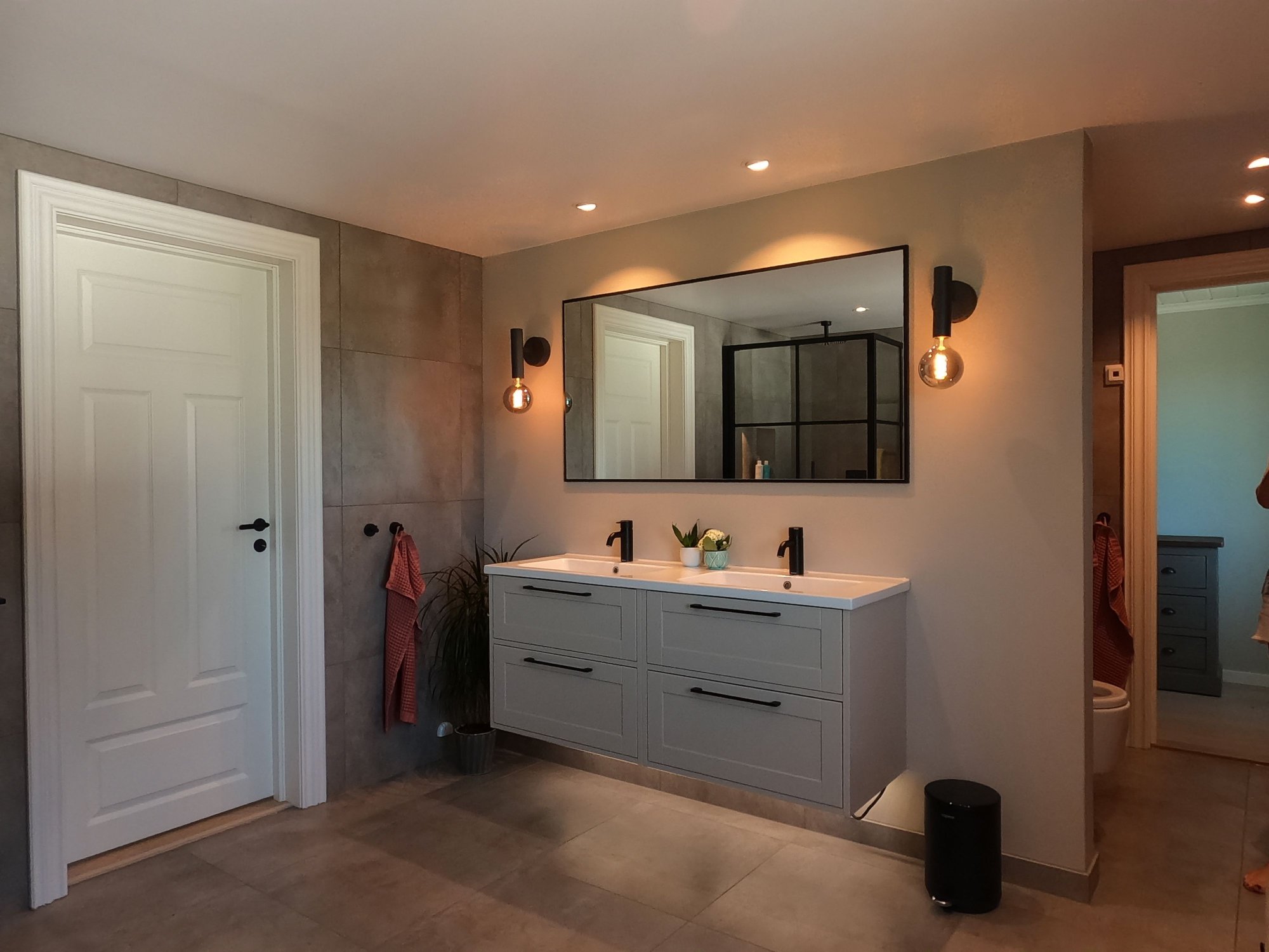 Klassisk bad med sorte detaljer